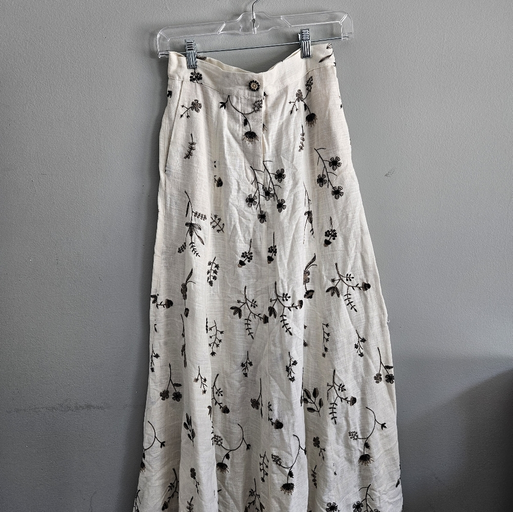 Maxi skirt brand is zara size is xs color black and white